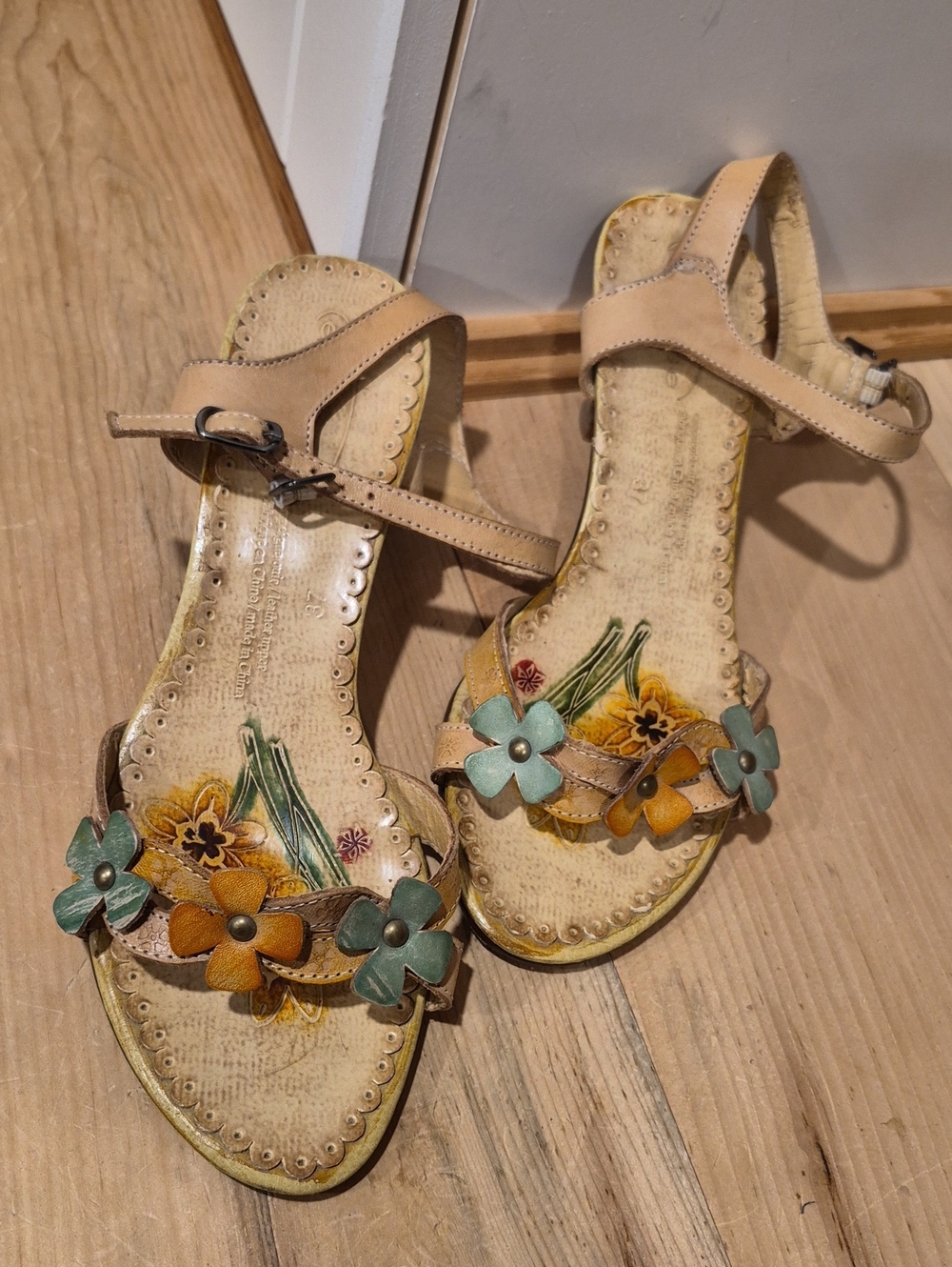 💥 Floral Leather Ankle-Strap Sandals in Beige with Teal & Mustard Accents